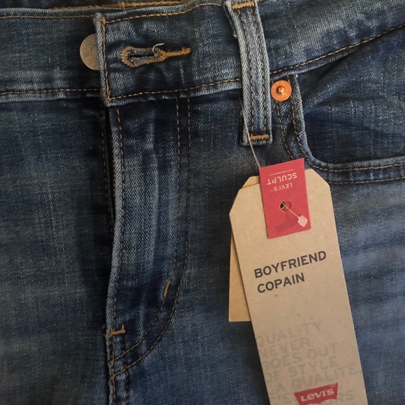 SOLD Levi’s Sculpt Boyfriend Jeans (New with tags) - Picture 4 of 4